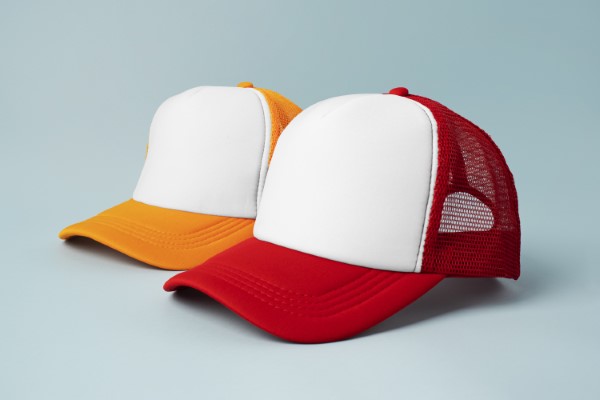 Artículos promocionales para empresas; Par de gorras personalizables en amarillo y rojo