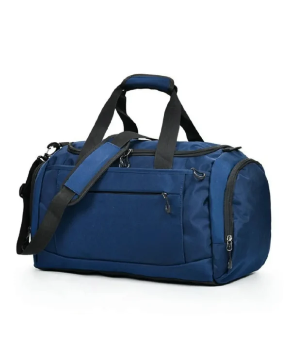Una Mochila deportiva Alom color azul con diversos compartimentos y correas con detalles en los cierres de color negro.