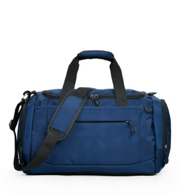 Mochila deportiva Alom azul, con diversos compartimentos y correas. Cierres con detalles color negro.