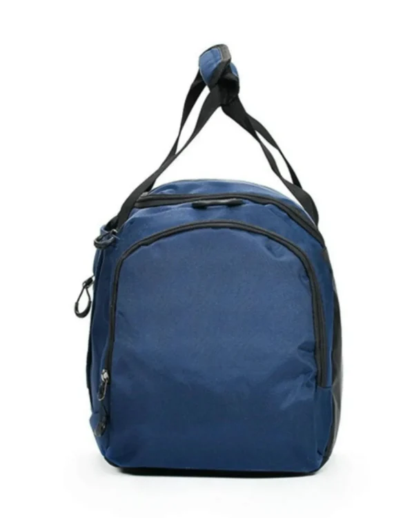 Mochila deportiva Alom color azul, mostrando uno de sus múltiples bolsillos, correas resistentes y cierres.