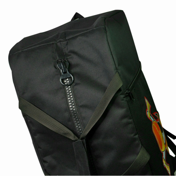 Mochila deportiva Pioneers negra, vista de perfil lateral que revela su forma y un vistazo al diseño frontal de hachas