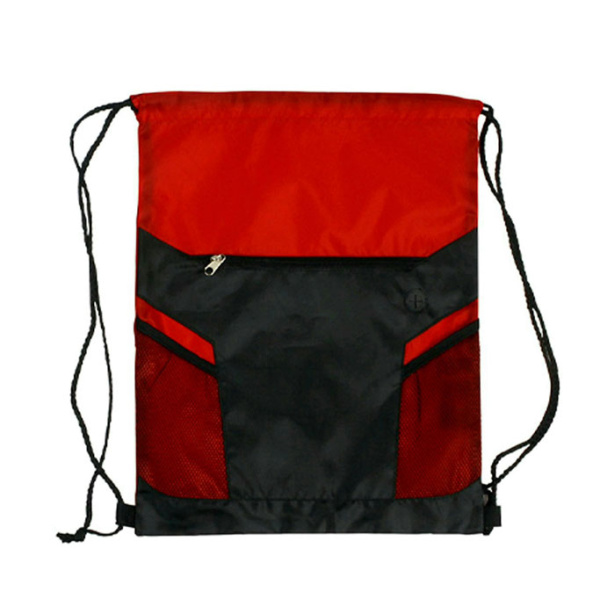 Mochila deportiva tipo saco Emile roja con diseño negro en V y bolsillo con cierrey cordones en color negro