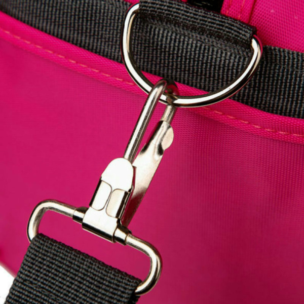 Acercamiento a lateral de Mochila deportiva marca Graf con ganchos para correa exta, es de color negro con rosa