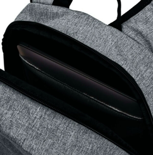 Zoom en parte de la jaladera de la mochila