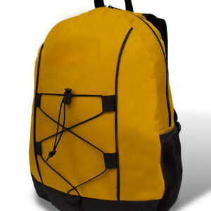 Mochila amarilla con vista al frente lateral izquierdo de cuerpo completo
