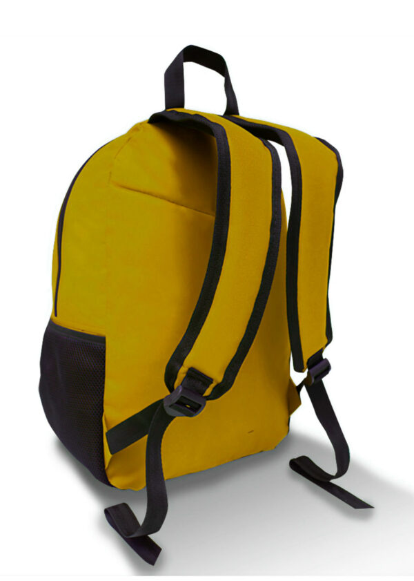Mochila amarilla con vista trasera de cuerpo completo