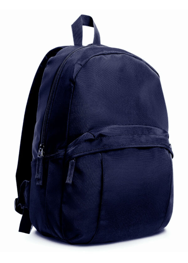 Mochila con vista de frente en costado a cuerpo completo