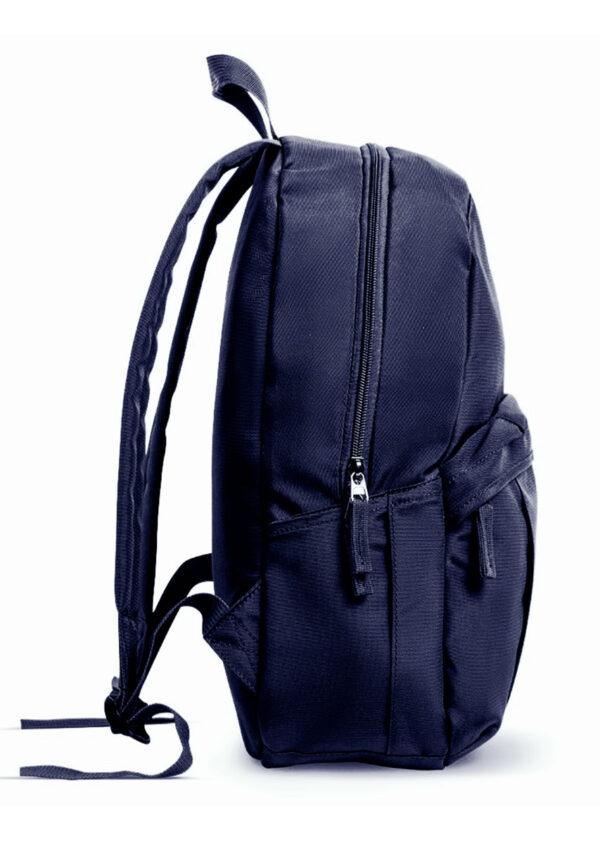 Mochila con vista de costado a cuerpo completo