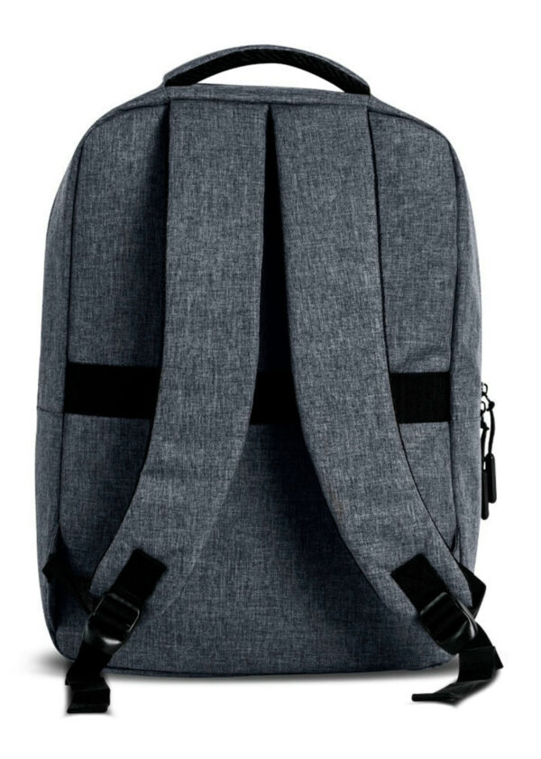 Mochila con vista a la parte trasera de cuerpo completo