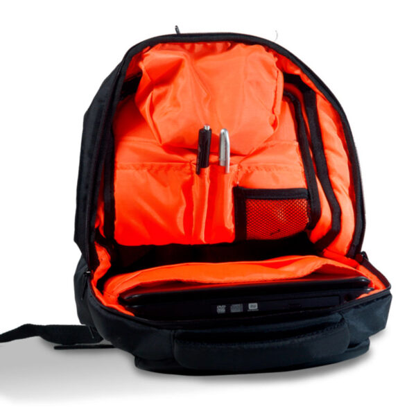 Mochila en su interior anaranjado