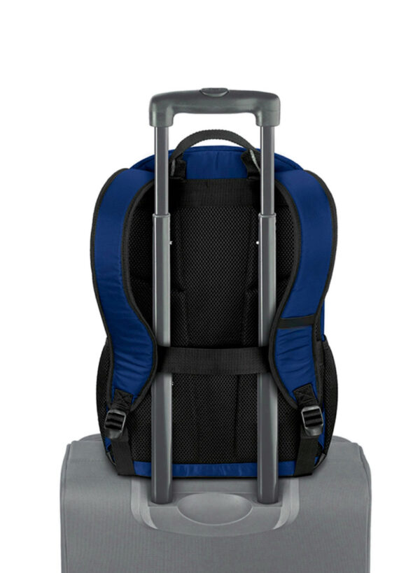 Imagen de la mochila porta laptop Duman sujetada a una maleta de viaje gracias a su correa especial