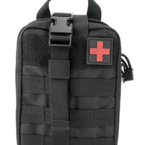 Mochila color negro en la parte infrerior tiene una cruz en rojo