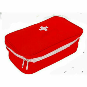 Mochila paractica de primeros auxilios en color rojo con detalles en blanco y una cruz en medio.