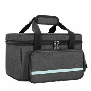 Mochila color gris obscuro con línea blanca en la parte de abjo y detales en negro alredeor