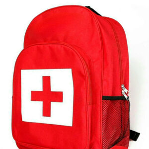 Mochila roja con detalles alrededor color negro en el centro se encuentra un cuadro blanco con una cruz.
