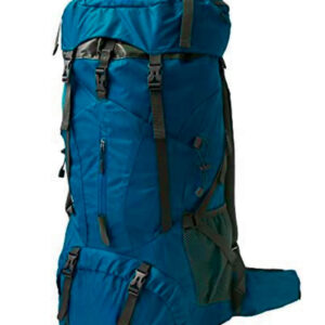 Imágen de la lateral de enfrente de Mochila de montañas NIRVA color azul claroo, con correas ajustables, y detalles de color gris y bolsa de malla a un costado.