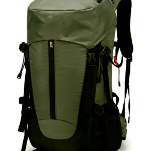 Fotografía frontal de Mochila de senderismo WISCONSIN color verde con negro, con correas ajustables de color negro y tapa de la bolsa principal verde oscuro.