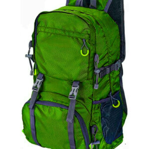 Imágen lateral frontal de Mochila de senderismo o montañas SENA color verde, con bolsillos laterales de malla