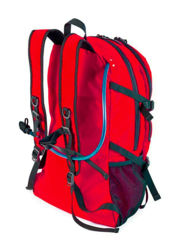 Vista de la parte posterior de Mochila de senderismo o montañas AUSTIN color rojo con negro , los cierres son de color negro