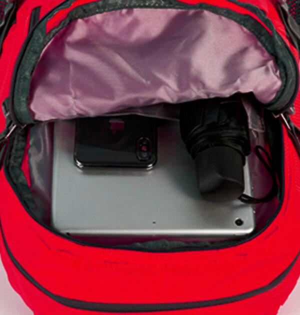 Imagen de Mochila de senderismo o montañas AUSTIN color negro con rojo, abietta, denrto hay una laptop, un telefóno y un paraguas