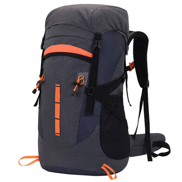 Vista lateral frontal de Mochila de senderismo o montañas ASPEN color gris con naranja y negro ,con correas ajustables.