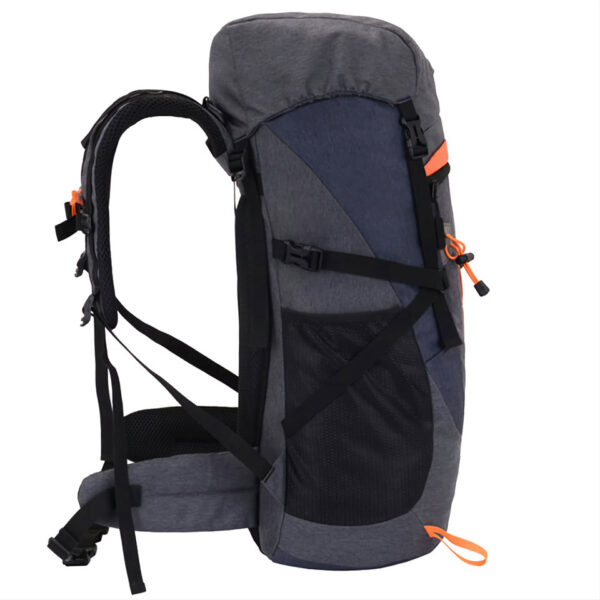 Vista lateral de Mochila de senderismo o montañas ASPEN color gris con naranja y negro ,con correas ajustables y cinturón de riñonera.