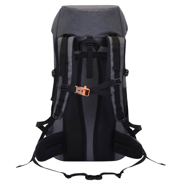 Vista de la parte posterior de Mochila de senderismo o montañas ASPEN color gris con naranja y negro ,con correas ajustables.