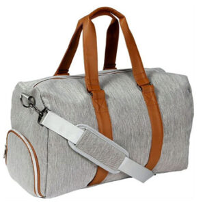 Mochila de viaje Guinea en color gris con asas superiores de mano en color café y zapatera de cierre lateral