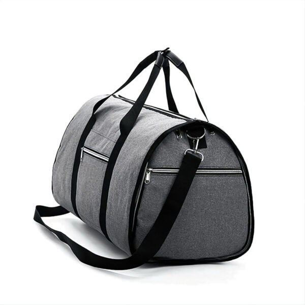 Vista lateral de Mochila de viaje Zambia de color gris con detalles en color negro, se muestra su bolsa lateral