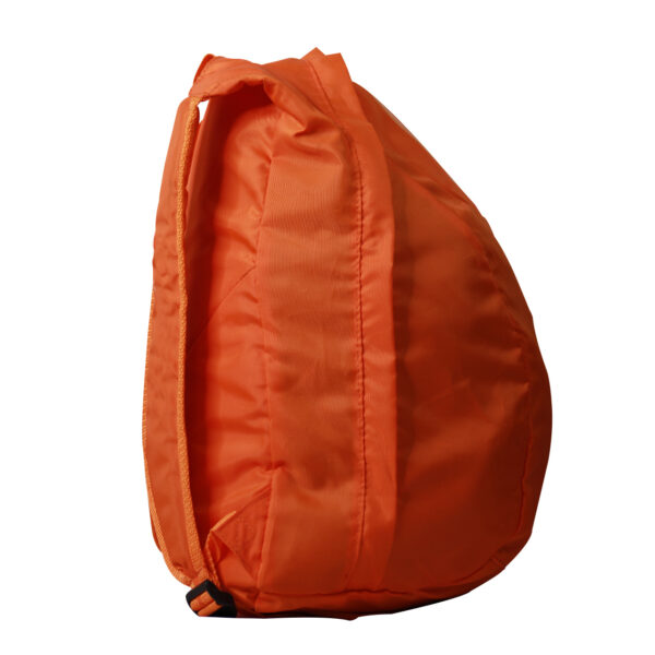 Mochila con vista de lado de color naranja