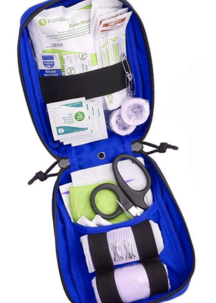 Mochila azul con accesorios ejemplificando para qué sirve la mochila de emergencia