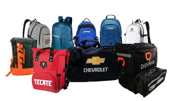 Para qué sirven los artículos promocionales, en este caso mochilas que tienen distintas marcas impresas en el frente