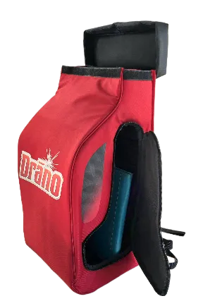Mochilas promocionales roja de tipo repartidor con el logo de Drano y un bolsillo lateral abierto. Ideal para campañas de marketing.