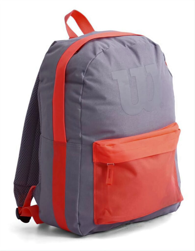 Mochilas escolares de tela gris con el logo de Wilson, correas y bolsillo frontal en un vibrante tono coral para un look moderno.