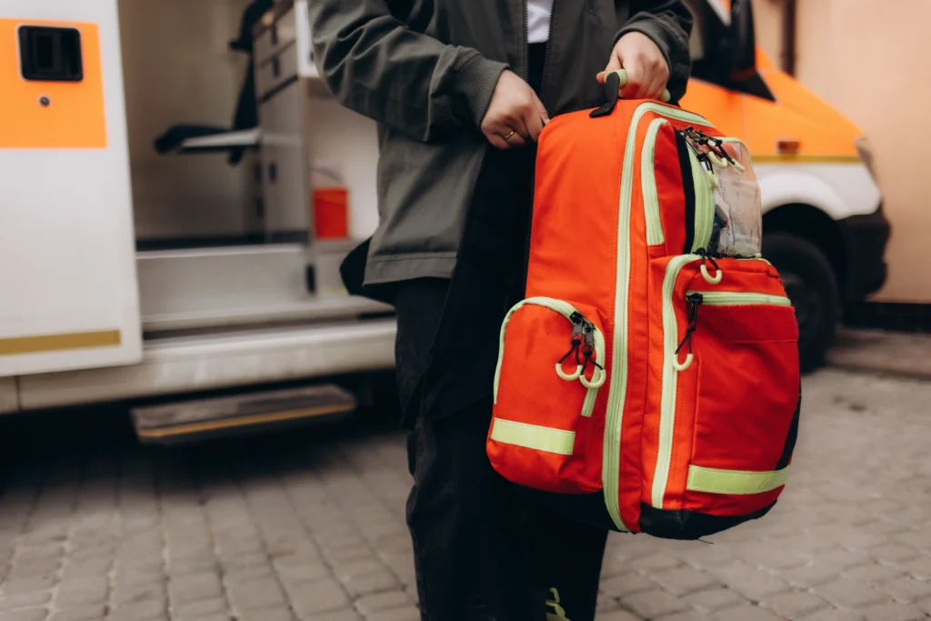 Diferencias entre mochilas de rescate tácticas y mochilas de emergencia tradicionales