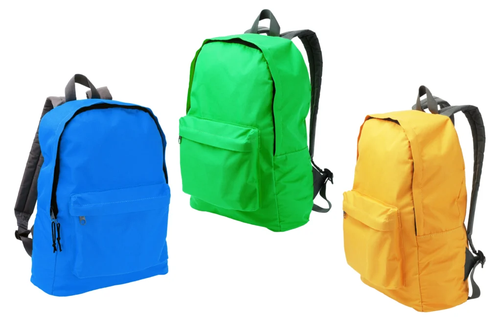 Tres mochilas personalizadas de estilo escolar en colores vivos: una azul, una verde y una amarilla, con bolsillo frontal.